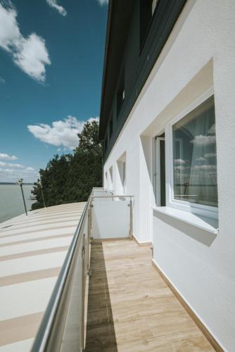Balkón nebo terasa v ubytování Dalma Panzió