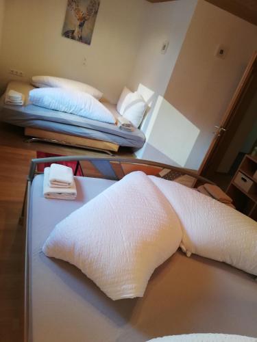 Una cama o camas en una habitación de Apart 83