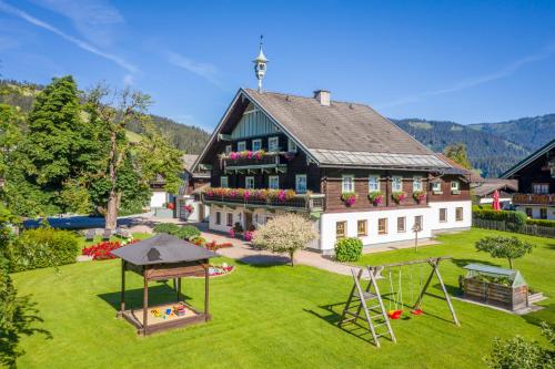 - une vue aérienne sur une maison avec une aire de jeux dans l'établissement Frühstückspension Klinglhub, à Flachau