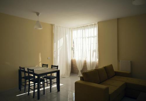 - un salon avec une table et un canapé dans l'établissement STANZA EUCALIPTO, à Caserte