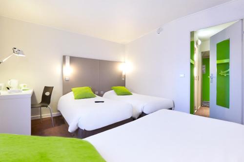 Кровать или кровати в номере Campanile Paris Est - Porte de Bagnolet