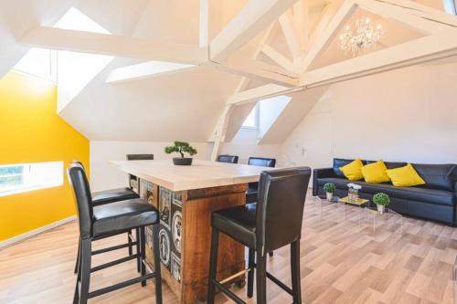 Il comprend une cuisine et un salon avec une table et des chaises. dans l'établissement Suite PREMIUM LE FIGARO 2, à Épernay