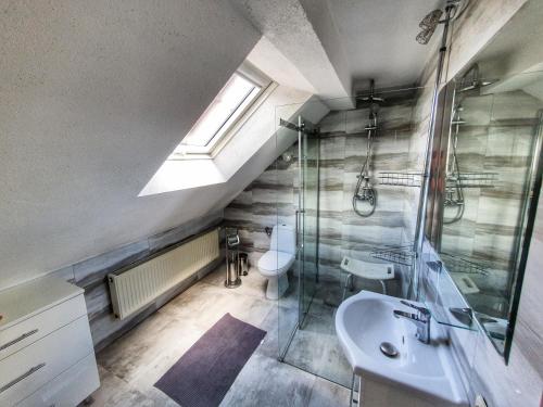 a bathroom with a sink and a shower and a toilet at Pokoje nad morzem Mikoszewo in Mikoszewo