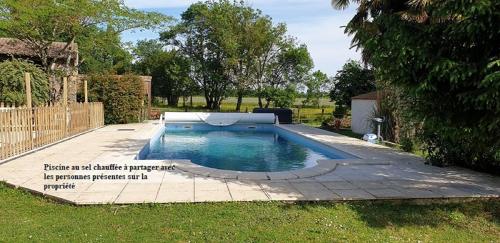 basen w ogrodzie z ogrodzeniem w obiekcie L'OASIS DES MARAIS La maison du Marais w mieście Bords