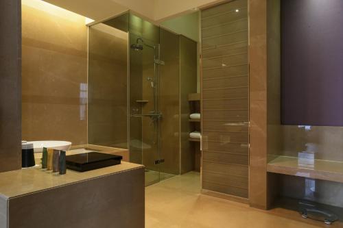 台北的住宿－城市商旅- 南東館，带淋浴的浴室和玻璃门