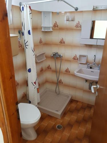 uma casa de banho com um WC e um lavatório em Filippos Apartments "Apartment 1" em Kefalonia