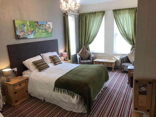 1 dormitorio con 1 cama grande y sala de estar en The Wighthill, en Sandown