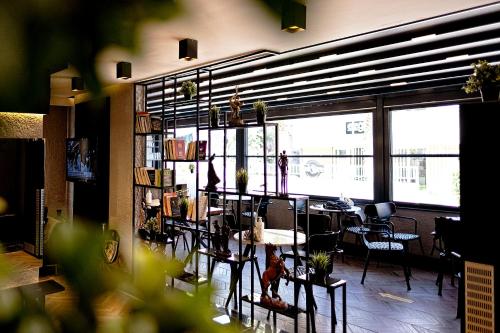 A restaurant or other place to eat at Mielo Lara Hotel