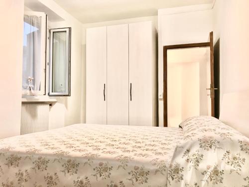 - une chambre blanche avec un lit et une fenêtre dans l'établissement La finestra sul Brenta, à Lasino