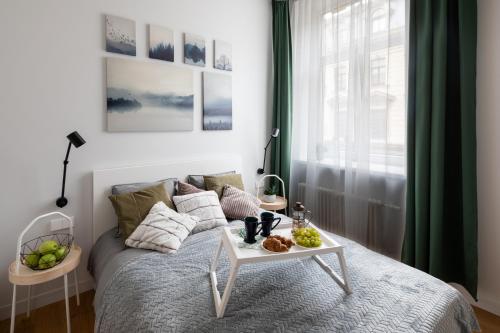 Un dormitorio con una cama con una mesa. en Modern Design Studio Apartment In Riga Center en Riga