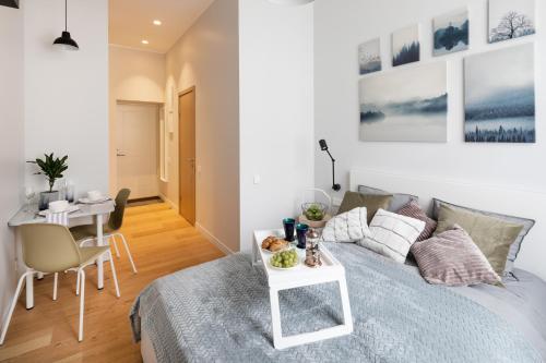 Postel nebo postele na pokoji v ubytování Modern Design Studio Apartment In Riga Center
