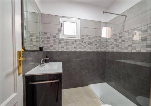 ein Bad mit einem Waschbecken und einer Dusche in der Unterkunft Apartamento Sol y Mar in Tazacorte