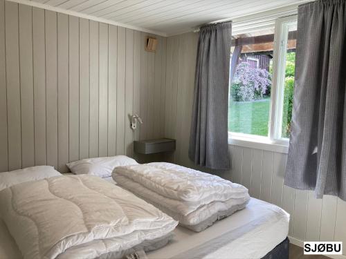 Кровать или кровати в номере Eidstod hytter