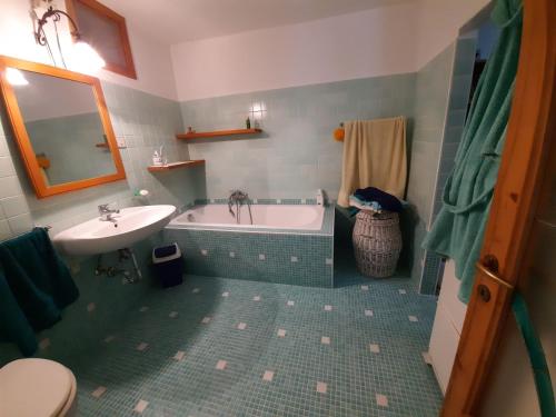La salle de bains est pourvue d'une baignoire, d'un lavabo et de toilettes. dans l'établissement Alla Curva di Elia Manzoni, à Malè