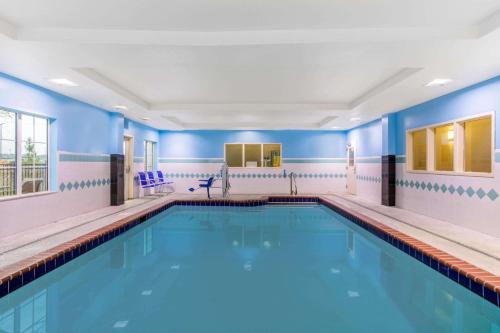 a swimming pool with blue walls at La Quinta by Wyndham Fultondale Birmingham North in Fultondale