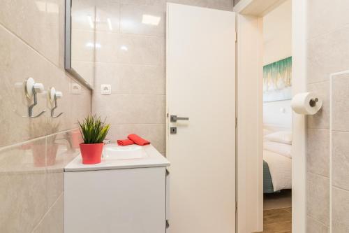 NEW large app near sea, cozy 3 Bedrooms and 2 Bathrooms