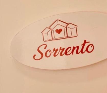 Eine weiße Platte mit dem Wort "someria" drauf. in der Unterkunft B&B Nonna Franca in Trecase