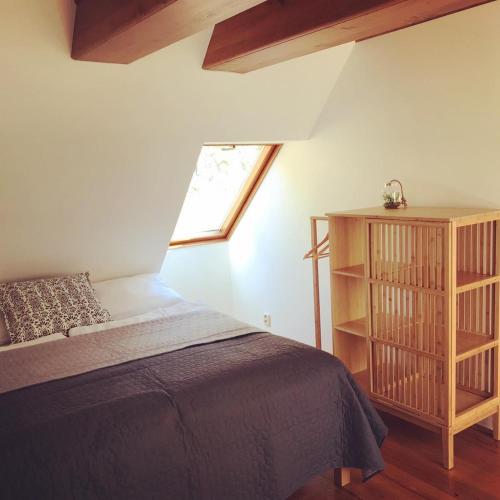 Una cama o camas en una habitación de Chalupa U Jezu