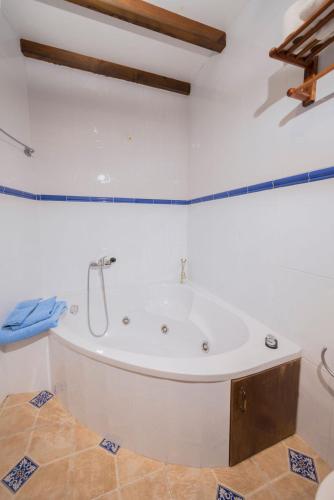 a bathroom with a bath tub in a room at Aldeade in Ferreira de Panton