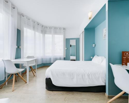 ein Schlafzimmer mit einem Bett und einem Tisch und Stühlen in der Unterkunft Abrivado in Saintes-Maries-de-la-Mer