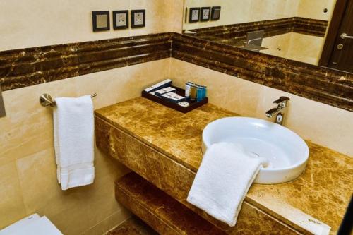 Bilik mandi di Casablanca Hotel Jeddah