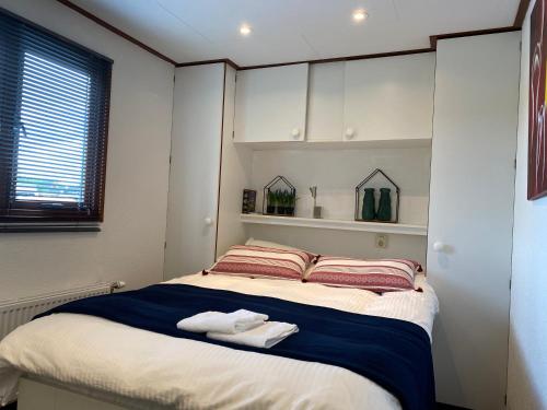 Een bed of bedden in een kamer bij C'est la Vie Houseboat