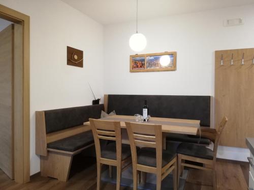 ein Esszimmer mit einem Tisch und einigen Stühlen in der Unterkunft Pramstaller Apartments in St. Lorenzen