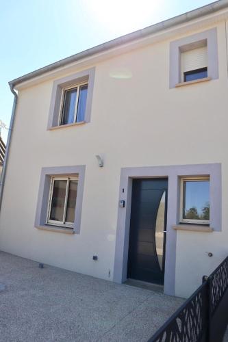 a white house with a blue door at Maison proche de la Plage, Classée 3 étoiles - Le Crotoy in Le Crotoy
