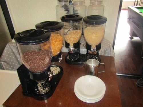 布莱克浦Alderley Hotel Blackpool的桌子上放着四个装有食物的容器