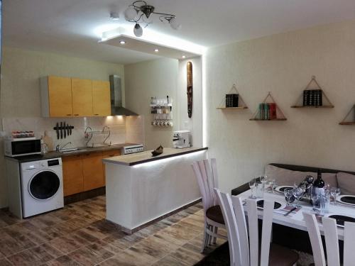 Una cocina y un comedor con una mesa y una cocina y una mesa y sillas. en Petrov Apartment, en Tryavna
