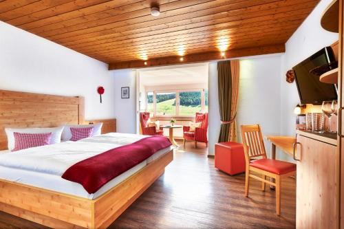 Ліжко або ліжка в номері Hotel Engel - Familotel Hochschwarzwald