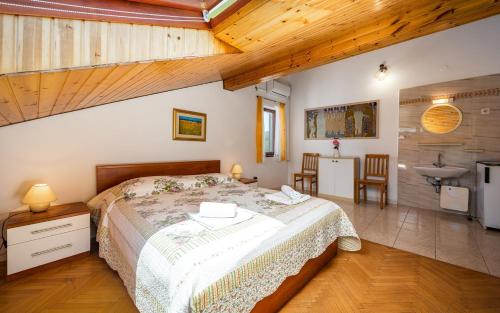 Katil atau katil-katil dalam bilik di Apartmani Lido