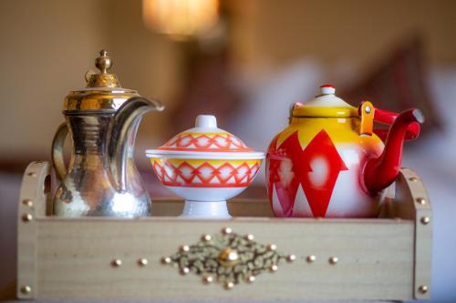 a wooden shelf with two vases and a tea kettle at Holiday Villa Hail in Hail