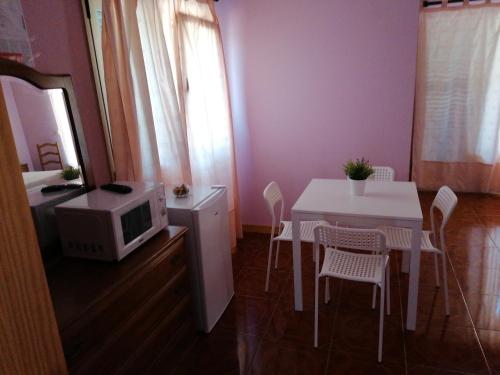 uma pequena cozinha com uma mesa e um micro-ondas em Alojamento Local Lindo Verde em Vieira do Minho