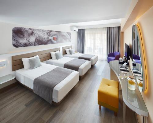 Postel nebo postele na pokoji v ubytování Lalila Blue Suites