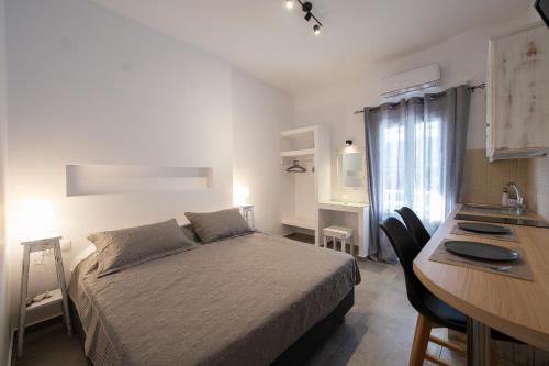 Un pat sau paturi într-o cameră la Aristeides - Moscha Apartments