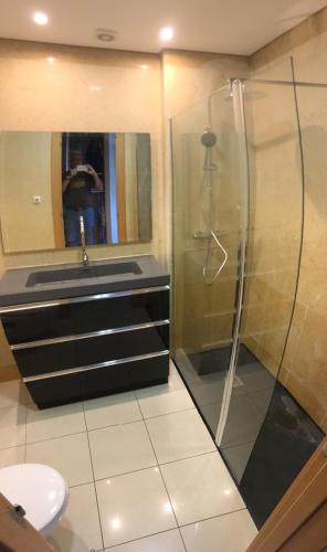 W łazience znajduje się umywalka i prysznic. w obiekcie Beach front apartment Barracuda Albufeira w Albufeirze