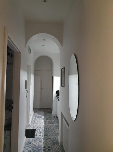 a bathroom with a hallway with a mirror and a tile floor at Monte Gdynia Apartament in Gdynia