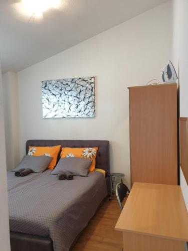 特羅吉爾的住宿－克羅內德公寓，一间卧室配有带橙色枕头的床