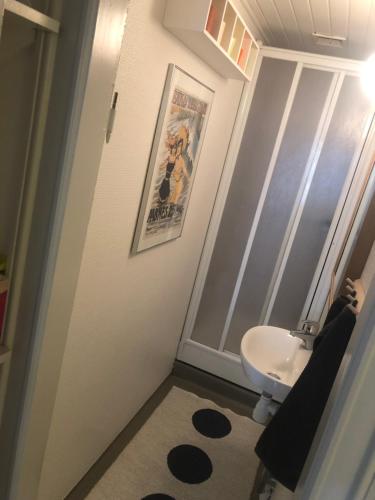 a small bathroom with a toilet and a window at Lejlighed i hjertet af Ribe in Ribe