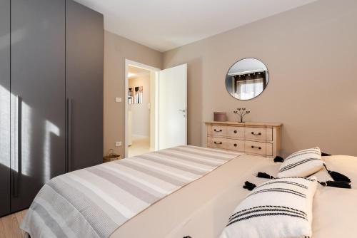 Posteľ alebo postele v izbe v ubytovaní Apartment Cami -Stylish apartment with a beautiful seaview