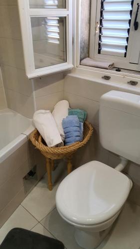 Bilik mandi di Franceska apartmani