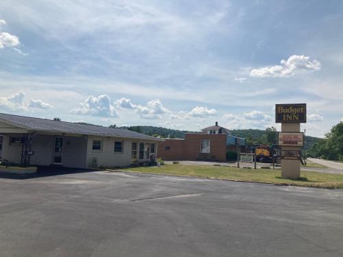 a building with a sign that reads break inn at Budget Inn Clearfield PA in Clearfield