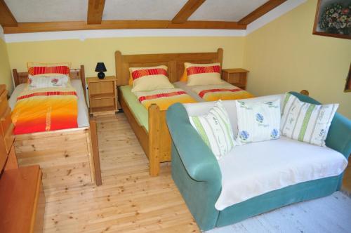 Un pat sau paturi într-o cameră la Ferienwohnung Haus König
