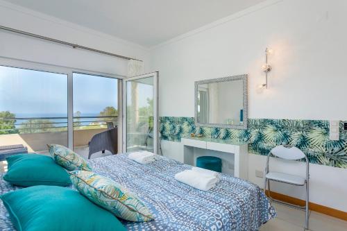 sypialnia z łóżkiem i lustrem w obiekcie Beach front apartment Barracuda Albufeira w Albufeirze