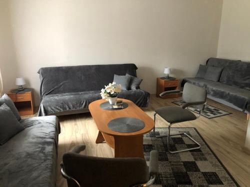ein Wohnzimmer mit einem Sofa und einem Tisch in der Unterkunft Bernat in Puławy