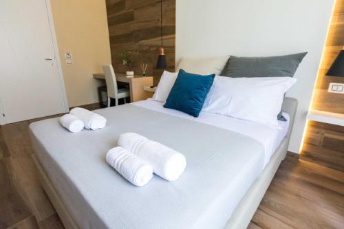 ein großes weißes Bett mit vier Kissen darauf in der Unterkunft Don Carlo Tropea in Tropea