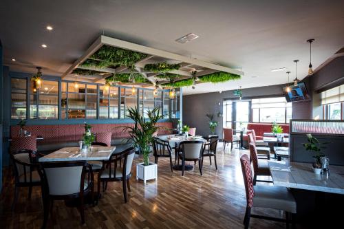 Restaurant ou autre lieu de restauration dans l'établissement Greenhills Hotel Limerick