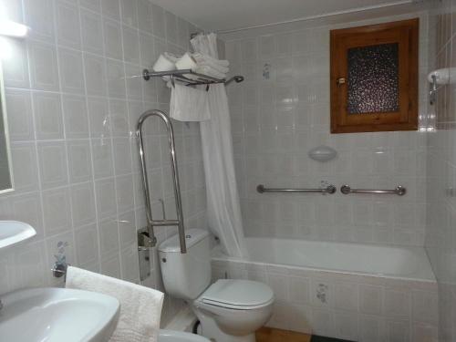 een badkamer met een toilet, een bad en een wastafel bij Apartamentos Vista al Puerto in San Antonio Bay