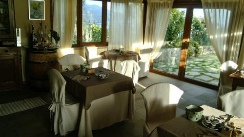 une salle à manger avec deux tables et des chaises ainsi qu'une fenêtre dans l'établissement La Cabana Cinque Terre Monterosso, à Monterosso al Mare